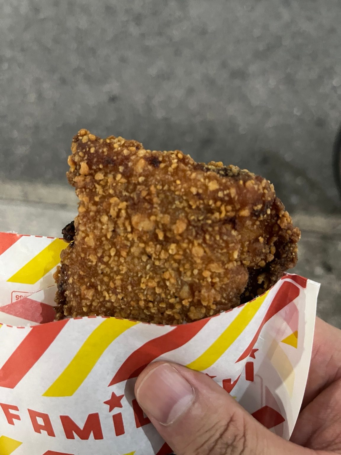 紙袋から出したファミチキ。茶色い衣の表面に大きな凹凸が見える