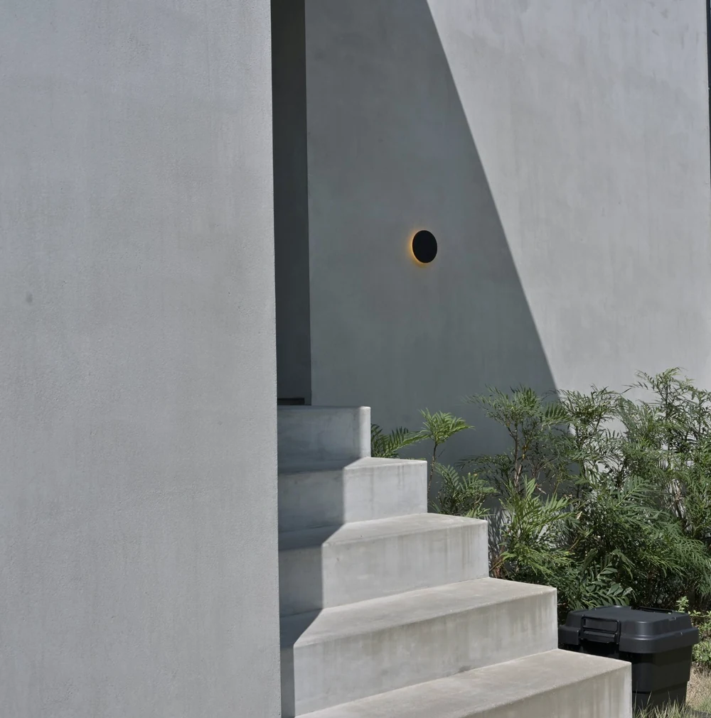 Nook The Wharfの外壁と、建物の横にある階段